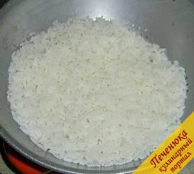 3) Рис отвариваем в подсоленной воде до готовности, после чего промываем его холодной водой. Оставляем в дуршлаге, чтобы стекла вода.