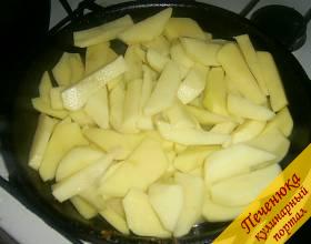 3) Теперь переходим к приготовлению картофеля. Картошку чистим, моем и нарезаем продолговатыми ломтиками. В сковороде разогреваем растительное масло, выкладываем туда картошку и обжариваем ее.