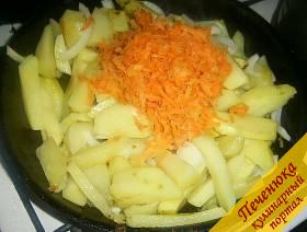5) Тем временем трем на крупной терке морковь и отправляем ее к картошке с луком. Снова тщательно перемешиваем.