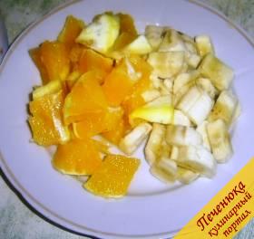 3) Очищаем банан и апельсин от кожуры, нарезаем банан кружочками, а апельсин кубиками.