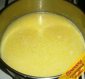 2) Ставим молоко с натертым маслом на медленный огонь и хорошенько прогреваем до полного растапливания сливочного масла. Следите, чтобы молоко не закипело!
