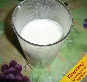 3) Нагретую смесь переливам в чашу для блендера и с помощью насадки-ножа взбиваем молоко с маслом на протяжении трех минут, чтобы масло и молоко 