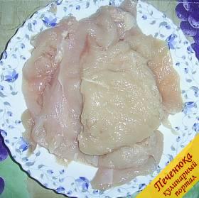 1) Куриное филе помыть, обсушить с помощью бумажного полотенца и нарезать тонкими пластинами, как на отбивные. Молоточком слегка их отбить, после чего посолить и поперчить по вкусу.