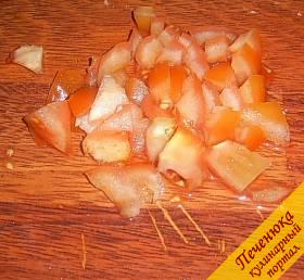 5) Затем готовим подливу. Помидоры мелко крошим кубиками, если  томаты мягкие, то их можно просто натереть на терке.