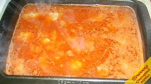 6) В сковороде разогреваем растительное масло, высыпаем туда порезанные помидоры, добавляем сахар, соль, черный молотый перец по вкусу, разводим кипятком, доводим до кипения и варим подливку минут семь. Затем заливаем ею наши тефтели и отправляем готовиться их в разогретую духовку. Время приготовления на умеренном огне примерно полчаса. Как только тефтели в духовке зарумянятся, они готовы.