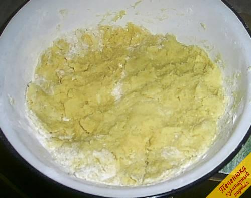 4) Затем соединяем муку и содержимое чаши. Теперь главное быстренько вымесить песочное тесто. Оно получится достаточно липким. Следите, чтобы осталось мягким, не нужно его делать слишком жестким. Когда тесто готово, его необходимо распределить по пищевым пакетам, формируя колбаски. Заворачиваем наши колбаски плотно в пакеты и отправляем в холодильник застывать не меньше, чем на полчаса. Тем временем включаем духовку, чтобы она разогревалась. Только после того, когда тесто хорошо застынет, достаем его из холодильника, быстренько, но аккуратно вытягиваем из пакета и нарезаем на кружочки, толщиной примерно два сантиметра. Нарезанные печеньица выкладываем на заранее смазанный противень,смазываем печенье яичным белком и украшаем по своему усмотрению. Можно, например, посыпать измельченным арахисом или цветной кондитерской посыпкой, или просто сахарком. Выпекать в разогретой духовке примерно полчаса. Как только печенье зарумянилось, вытягиваем его и быстро, но аккуратно (чтобы не поломать) снимаем на блюдо. Подавать к чаю или кофе, кому как угодно. Приятного аппетита!