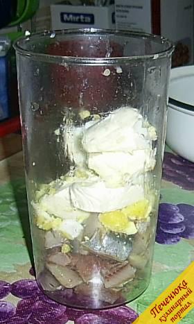 4) В чашу для блендера или комбайна складываем кусочки рыбы, разрезанное напополам вареное яйцо, сливочное масло, размягченный и отжатый от молока хлеб. Все ингредиенты тщательно измельчаем до  получения однородной массы.