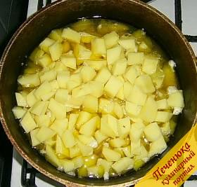 4) Картофель чистим, крошим кубиками, добавляем в казанок к тушеным овощам и заливаем холодной водой, но так,чтобы картофель не весь потонул. Доводим до кипения и варим на умеренном огне 7-10 минут.