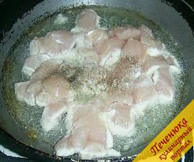 1) Куриное филе моем, промокаем полотенцем и нарезаем на порционные кусочки. Обжариваем мясо на растительном масле, солим и перчим его по вкусу.