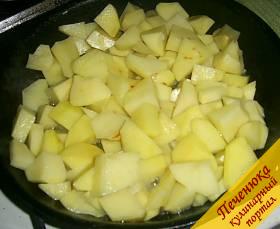 4) Тем временем картофель нарезаем кубиками и слегка обжариваем его на другой сковороде. После этого картофель выкладываем в сотейник.