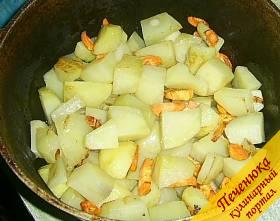 7) К картофелю добавляем морковь, перемешиваем.