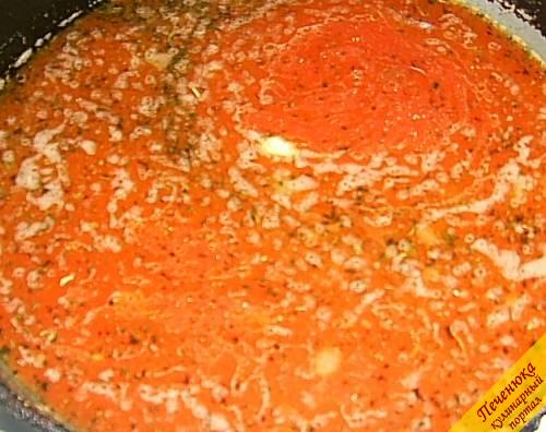 9) К обжаренному лучку вливаем томатный сок, доводим до кипения. Когда он прокипит пять минут на медленном огне, вливаем кипяченную воду, перемешиваем и даем соусу на слабом огне покипеть минут десять. После этого солим его по вкусу и добавляем сушенный базилик.