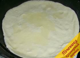 7) Раскатываем тесто в тоненькую лепешку, выкладываем ее в смазанную маслом форму для выпекания. Дно лепешки сбрызгиваем растительным маслом.