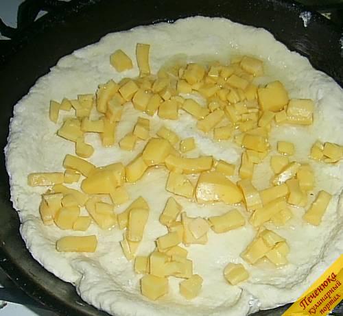 8) Затем равномерно распределяем по всей лепешке твердый сыр.