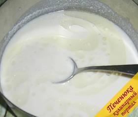 2) Растворяем в теплом молоке дрожжи, соль, растительное масло и добавляем муку.