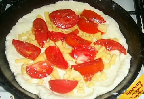9) Поверх твердого сыра выкладываем дольки помидора.