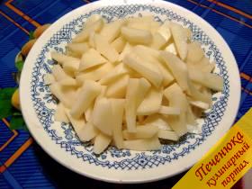 2) Картофель очистить, нарезать, как вам больше нравится. Я нарезала  картофель брусочками.