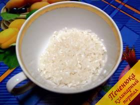 4) Рис промыть и положить в кастрюлю вместе с картофелем. В отличие от перловой крупы рис делает суп более нежной консистенции, кроме того не требует предварительного замачивания и долгой варки.
