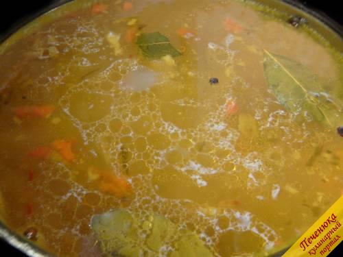 7) Поджарить морковку и лук до золотистого цвета, заправить суп. Из готового супа удалить лавровый лист и перец, это позволит сохранить аромат специй, но исключить неприятную горечь, которая возникает, если лавровый лист передержать в горячем супе. 