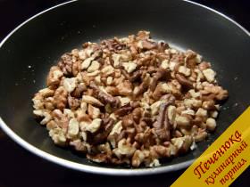 3) Из грецких орехов извлечь ядра, не измельчая, обжарить и удалить поверхностную коричневую пленку.