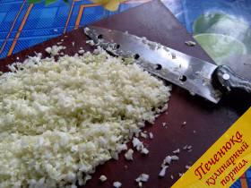 1) Мелко-мелко порубить пекинскую капусту. Размер крошки должен быть чуть больше рисового зерна. Можно это сделать в блендере или большим ножом для разделки мяса.