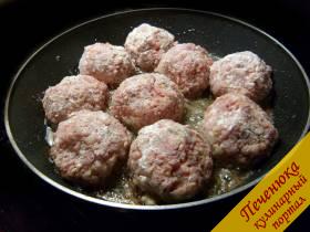 6) Выложить шарики на сковороду с горячим подсолнечным маслом и слегка обжарить со всех сторон, поворачивая на сковороде.