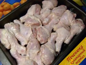 2) Выложить замаринованные куриные ножки в смазанную маслом форму для запекания и отправить в духовку, разогретую до температуры 200 градусов.