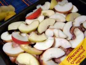 3) Запечь голени до румяного цвета, за 20-30 минут до готовности разложить по поверхности запеченных ножек нарезанные дольками яблоки. Накрыть форму фольгой и запекать, пока яблоки не станут мягкими. В конце фольгу удалить и еще некоторое время подрумянивать блюдо. 