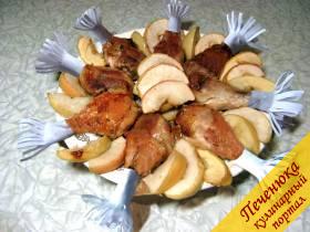 6) Готовые куриные ножки украшаем папильотками, выкладываем на блюдо и  окружаем яблочными дольками. Просто, вкусно и красиво!