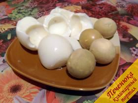 3)Яйца сварить вкрутую, подержать в холодной воде, чтобы легче очищалась скорлупа, разделить белки и желтки. 