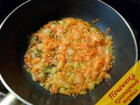 3) Очистить морковь и лук, лук нарезать небольшими кусочками, морковь потереть на крупной терке, обжарить до золотистого цвета в небольшом количестве масла. Готовую поджарку опустить в суповую кастрюлю.