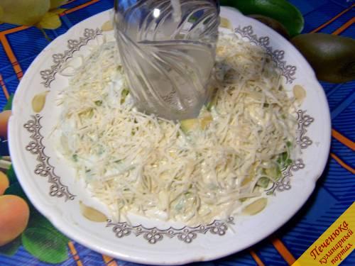 9) Осталось добавить мелко натертый сыр и затем повторить все слои с самого начала.