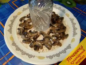 4) Выложить слой грибов, смазать майонезом.