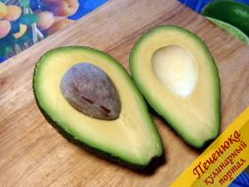 6) Разрезать авокадо, вынуть косточку, освободить половинки от кожуры.