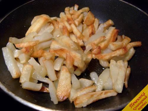5) Посолить картофель в конце, когда он уже почти готов. Нельзя солить картофель до жарки, он будет рыхлым и не таким хрустящим.