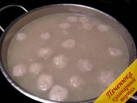 7) Фрикадельки опустить в суп, когда картошка будет готова, для готовности фрикаделек нам нужно 3-4 минуты.