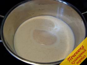 6) Приготовить крем из манной каши, для этого сначала сварить густую несладкую кашу на молоке. Остудить.