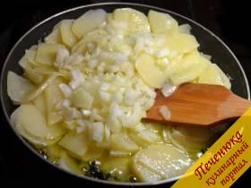 3) Когда картофель осядет и размягчится (примерно, через 30 минут), посолить, добавить мелко нарезанный лук и довести до готовности.