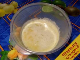 2) В желтки добавить сахар и взбить до белой пены.