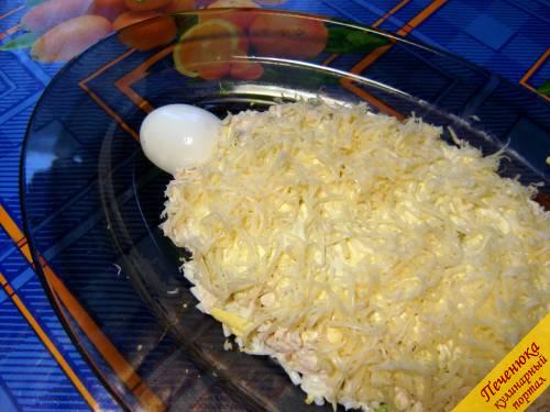 6) На яблоко насыпать натертый тонкой мелкой стружкой сыр, также сделать майонезную сеточку или смазать майонезом.