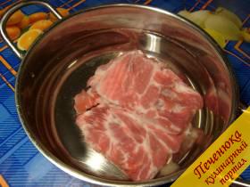 1) Сварить мясной бульон. Мясо можно брать любое на ваш вкус, я использовала свиные ребрышки. Промыть мясо на косточках, залить водой и поставить на огонь. При закипании снять пену, посолить и варить в течение 2 часов.