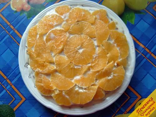 7) Очищенные от кожуры апельсины нарезать кружками и половинками кружков, выложить на пряничный слой, смазать кремом. Апельсины должны быть сладкими. Можно заменить их хурмой, как было в оригинале.