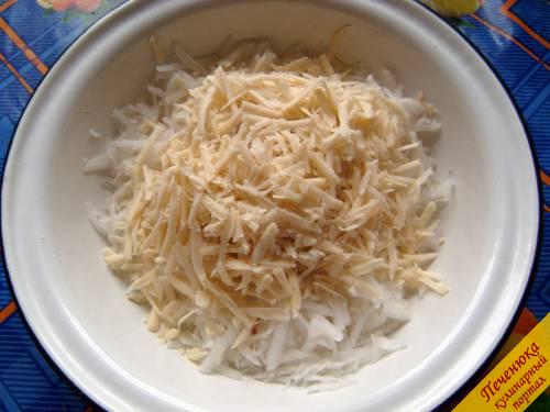 3) Сыр натереть на крупной терке и соединить с остальными ингредиентами.