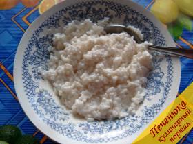 1) Сварить рассыпчатый рис, остудить и заправить небольшим количеством майонеза в отдельной посуде.
