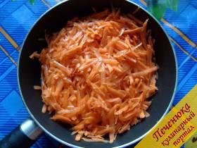 2) Натереть морковь и обжарить на сковороде до мягкости.