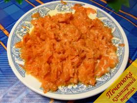3) Отцедить морковь от масла или снять ее со сковороды шумовкой, стараясь, чтобы масла попало совсем немного, заправить майонезом в отдельной посуде.