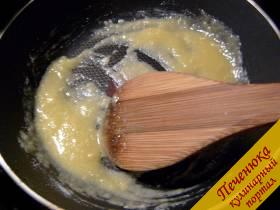 2) Растопить на сковороде кусок сливочного масла, добавить муку и непрерывными круговыми движениями смешать ее с маслом и довести до однородного состояния и загустения.