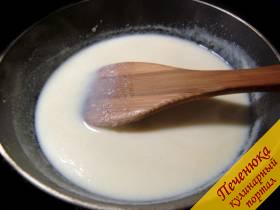 3) Влить молоко в мучную массу и, постоянно помешивая, получить гомогенную смесь.