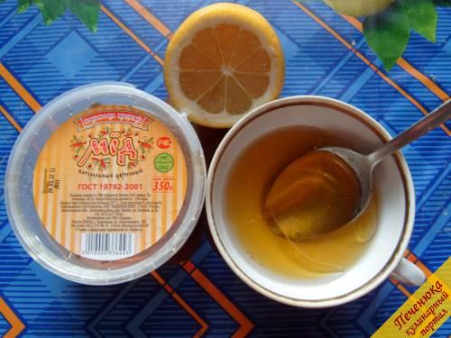 5) Смешать мед, свежевыжатый лимонный сок и подсолнечное рафинированное масло, взбить, превратив в однородную заливку. Масло  в этом салате – компонент необходимый, так как каротин, из-за которого, прежде всего, готовят морковный салат, усваивается только в присутствии жиров. Понятно, что лучше использовать масло без запаха, чтобы не перебить вкус этого блюда.