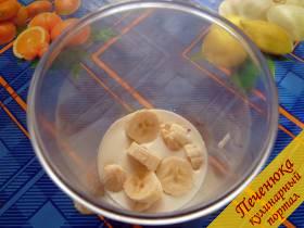 1) В питьевой (без ароматизаторов и добавок) йогурт нарезать кружочками банан и измельчить с помощью блендера или комбайна.